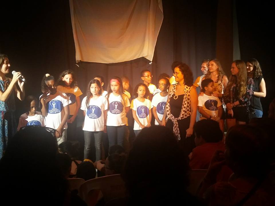 FOTO 4 AIESEC E CRIANÇAS DO INSTITUTO TOCANDO EM VOCE - EVENTYO ILIMITADAÇÃO